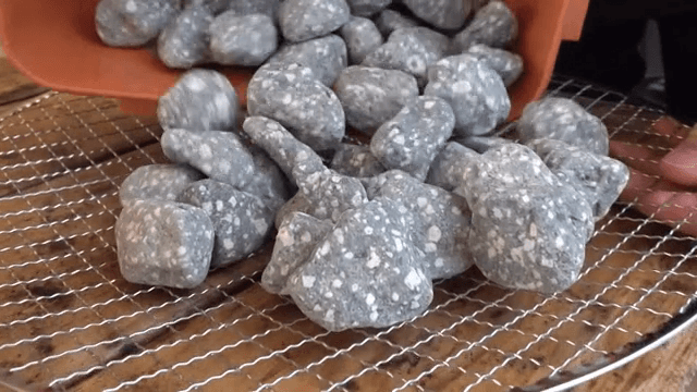 금속 그릴에 돌을 붓는 장면