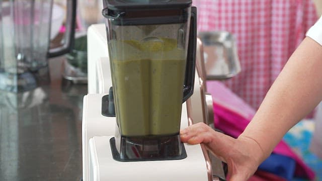 주방에서 호박 스무디를 블렌딩하는 장면