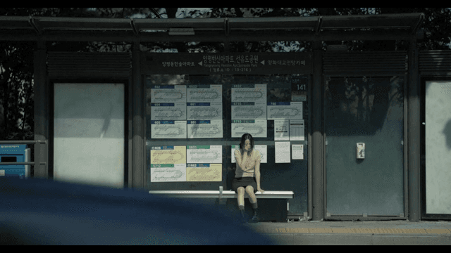 버스 정류장에서 슬프게 우는 여성