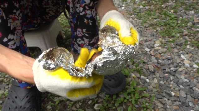 호일에서 꺼낸 잘 구워진 감자