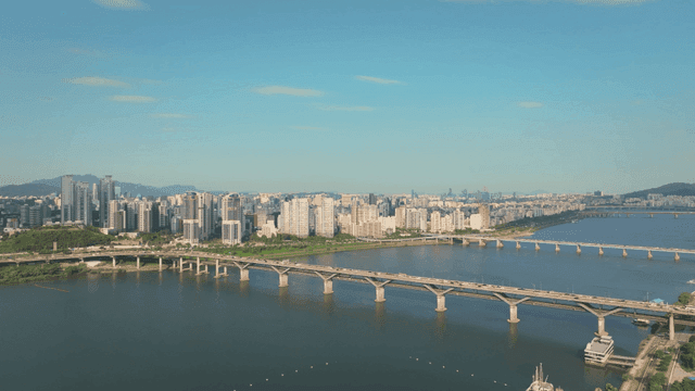 강과 다리가 있는 활기찬 도시 풍경