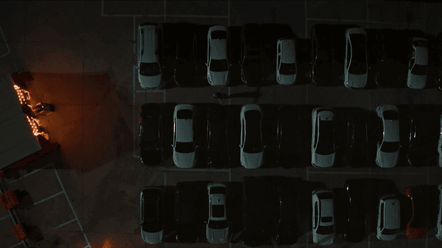 밤에 주차된 자동차들