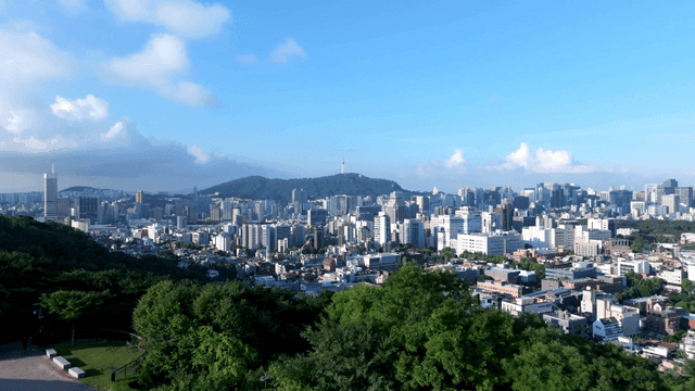 역사적인 성벽과 스카이라인이 있는 도시 풍경