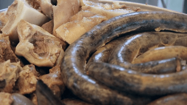 접시에 담긴 순대와 삶은 돼지고기