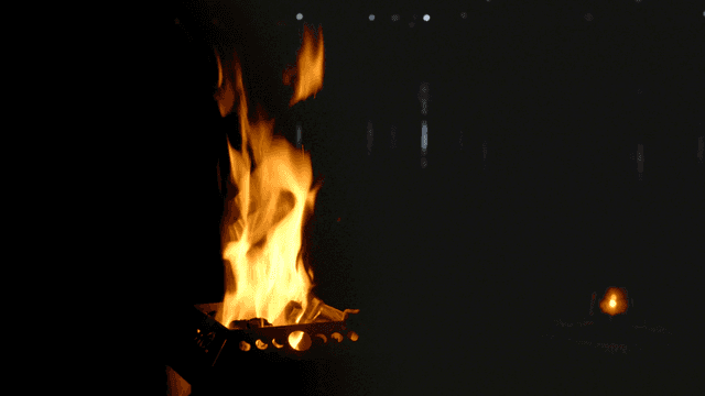 어둠 속에서 높게 치솟는 캠핑 화롯불