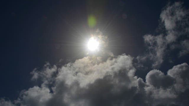태양 눈부심과 함께하는 구름의 역동적 움직임