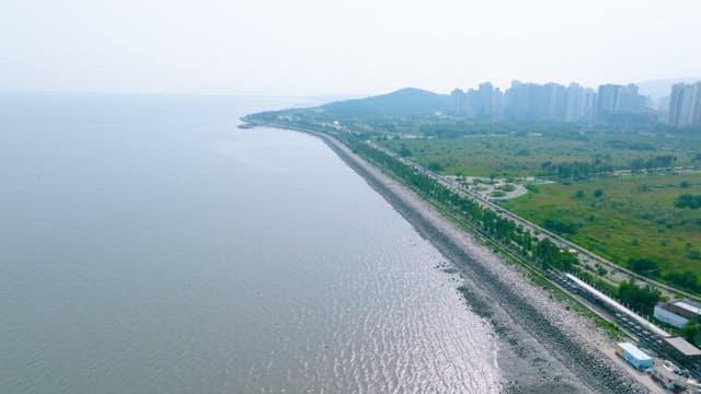 푸른 공원과 접해 있는 연안 도시