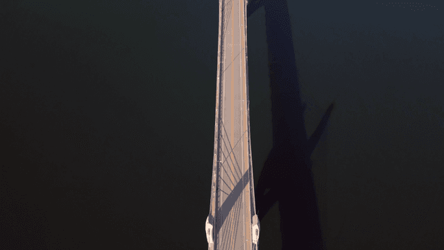 잔잔한 물 위의 다리 항공 촬영