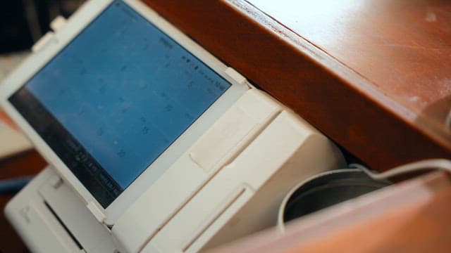 핸드폰으로 결제하는 사람