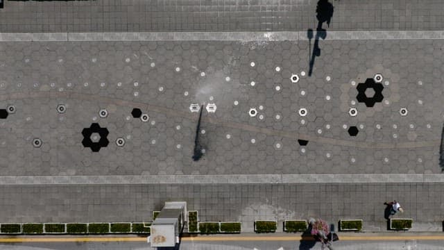 화창한 날 도심의 보행로 분수대