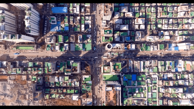 번화한 도시 교차로의 항공 뷰