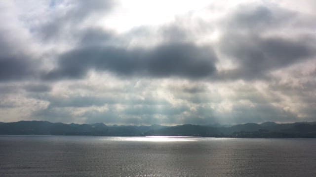 흐린 하늘 아래 잔잔한 바다 풍경