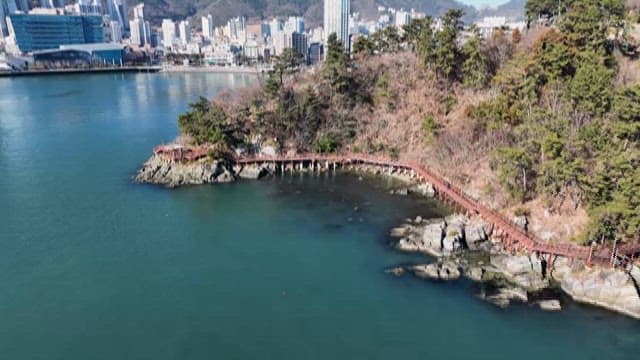 섬과 보트가 있는 해안 도시 풍경