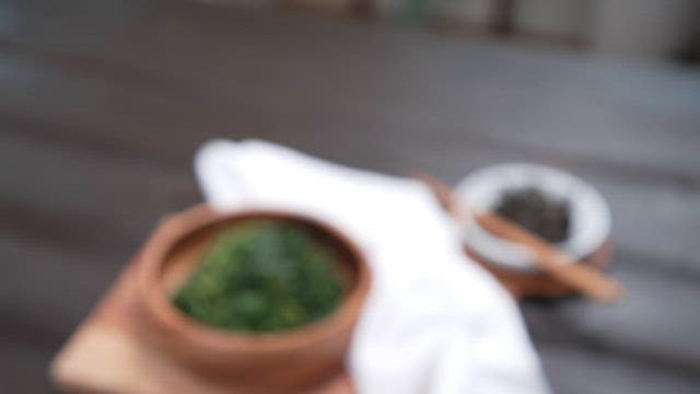 나무 테이블 위에 놓인 젓가락과 신선하게 준비된 곤드레 나물