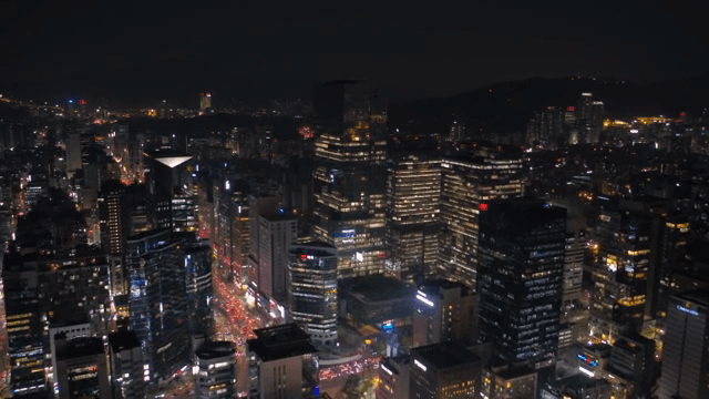 번화한 도시 스카이라인의 야경