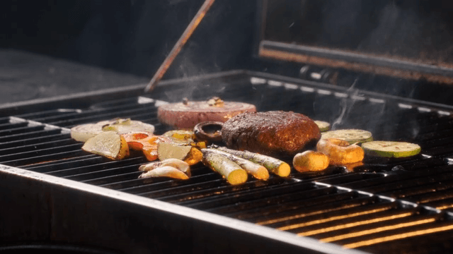 바비큐에서 야채와 고기를 굽는 장면