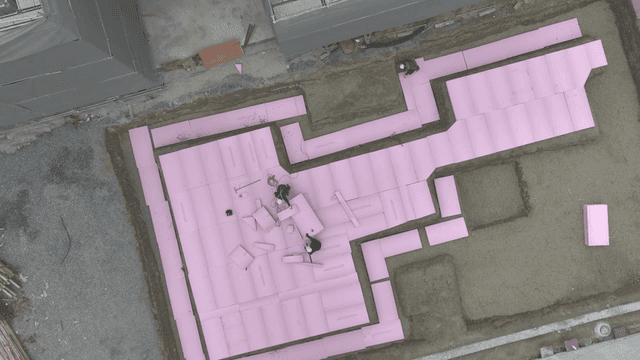 작업자들이 설치하는 분홍색 단열 패널