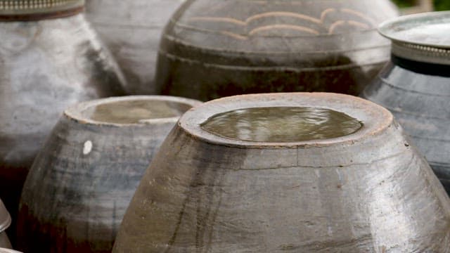 움푹한 장독 뚜껑 위에 고이는 빗물