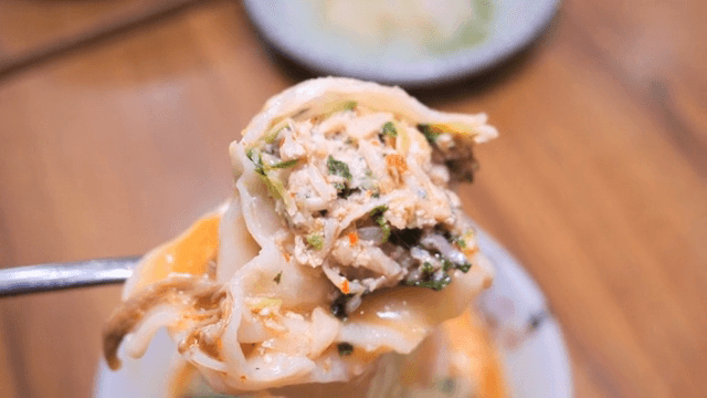 만두 전골 속 푸짐한 만두 속