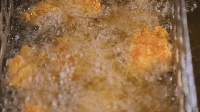 뜨거운 기름에 튀겨지는 치킨