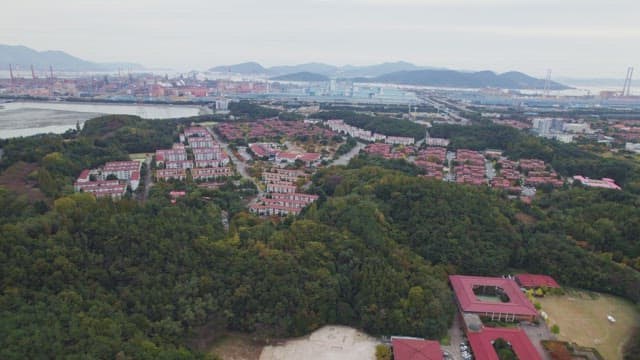 주거 건물과 녹지가 있는 해안 마을