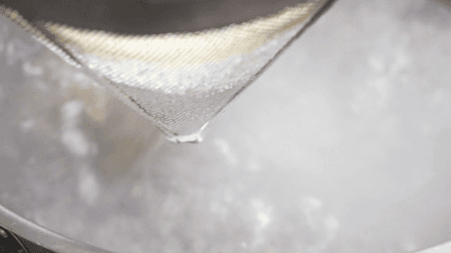 Flour sprinkled on stir-fried meat