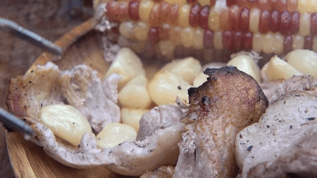 마늘과 함께 구운 고기와 옥수수