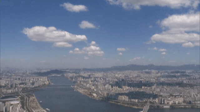 맑은 하늘 아래 펼쳐진 도시 전경