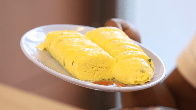 접시에 담긴 갓 요리된 계란말이