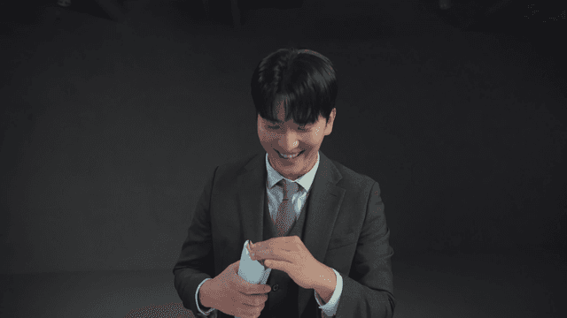 돈 봉투는 받아드는 남자
