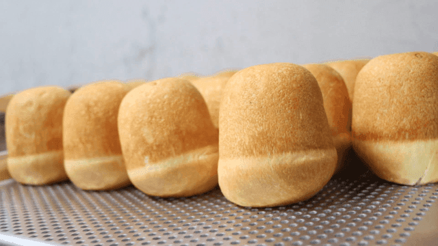 주방에서 준비하는 갓 구운 빵