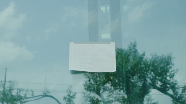 창문에 포스트잇 메모를 하나씩 붙이는 사람들