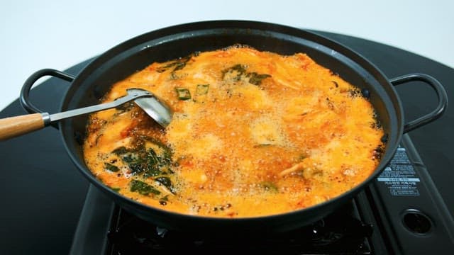 보글보글 끓는 매콤한 찌개