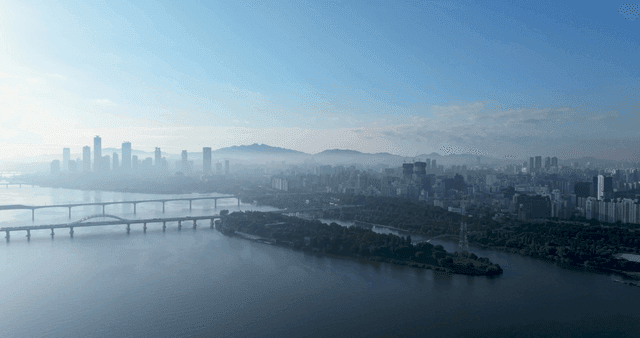 다리와 강이 있는 도시 스카이라인