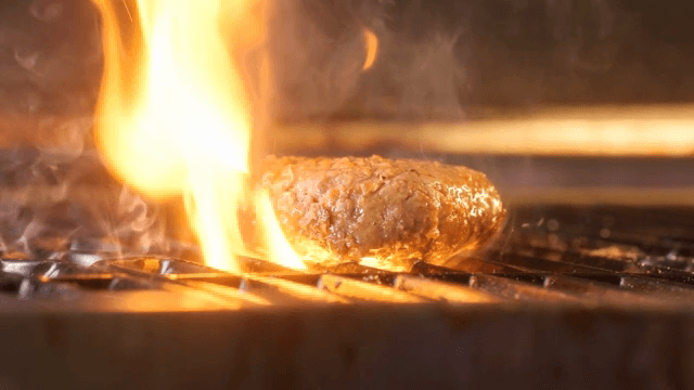 불꽃과 함께 구워지는 육즙 가득한 버거 패티