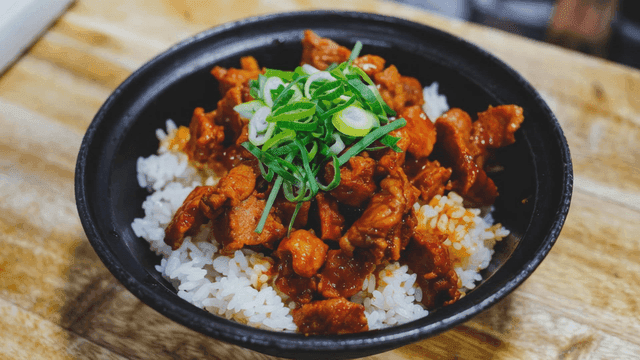 Spicy pork rice bowl with green onions