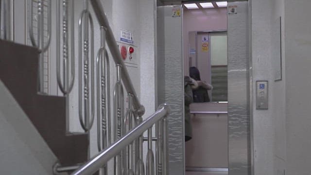 아침에 엘리베이터를 놓치고 실망하는 남자