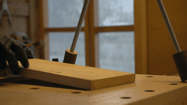 아늑한 작업실에서 나무에 연필로 위치 표기하는 손