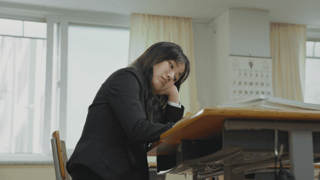 교실에서 생각에 잠긴 학생