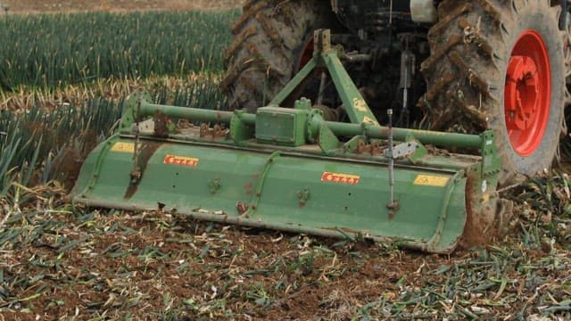 파밭을 갈고 있는 트랙터