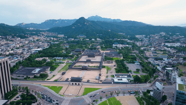 도시 속 역사적인 궁궐의 항공 뷰