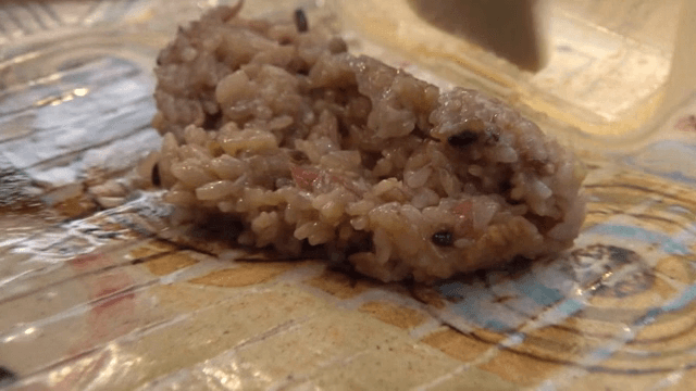 접시에 밥을 놓는 장면