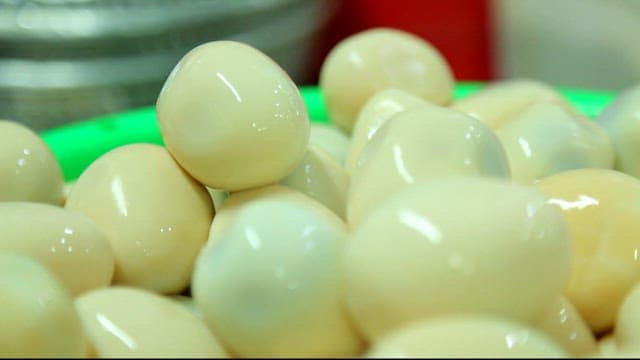 껍질이 벗겨진 삶은 달걀 더미