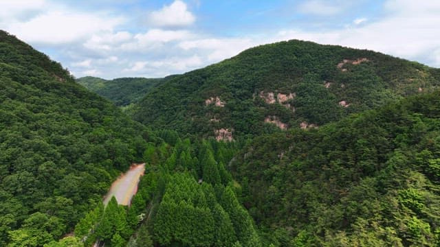 맑은 하늘 아래 펼쳐진 장엄한 산