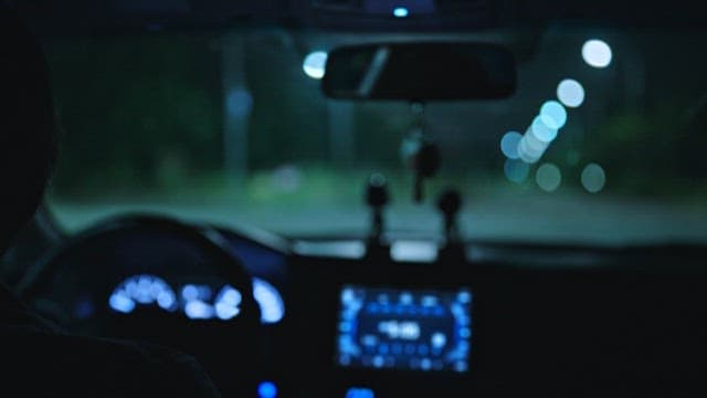 밝은 도시 거리를 주행하는 야간 드라이브