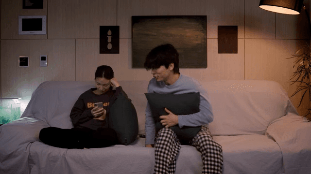 아늑한 방에서 소파에 앉아 있는 커플