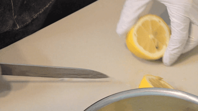 정확하게 칼로 잘리는 레몬