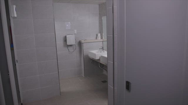 우울한 표정으로 화장실에서 나오는 여자