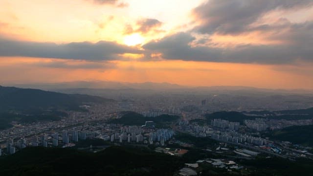 해질녘 먼 산이 보이는 도시 풍경