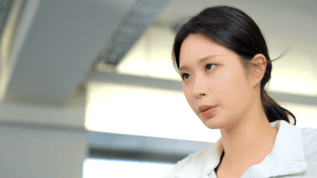 집중하며 헬스장에서 운동하는 여성